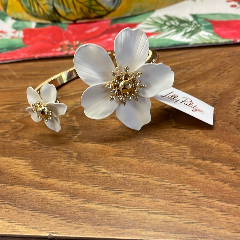Brand new Lilly Pulitzer bracelet gold tone with white flowers.